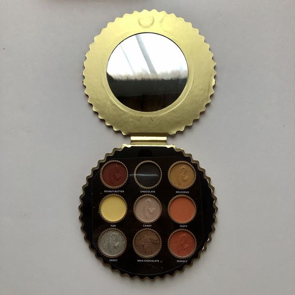 REESE’S PEANUT BUTTER CUP EYESHADOW PALETTE & MIXED CANDY LIP GLOSS SET - Picture 3 of 6
